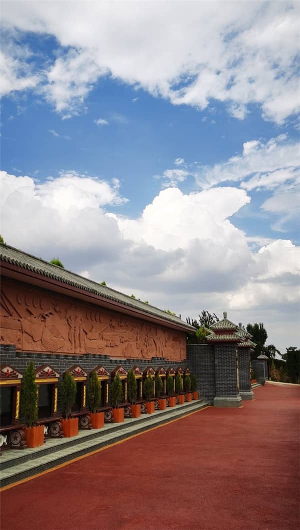 閻良漢皇樹葬骨灰公墓的交通優(yōu)勢對家屬和訪客有哪些積極影響?
