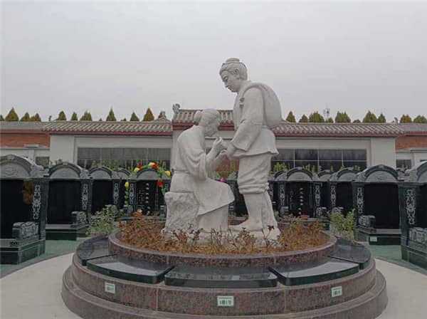 西安漢皇樹葬墓園的春暉園樹葬和生態(tài)園花壇葬各自有什么獨(dú)特的意義？
