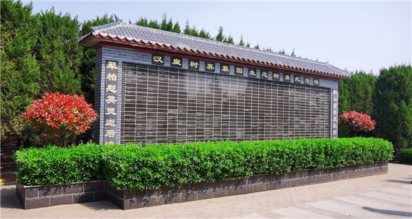 自駕前往閻良漢皇樹葬墓園的路線是怎樣的,途中需要注意哪些事項?