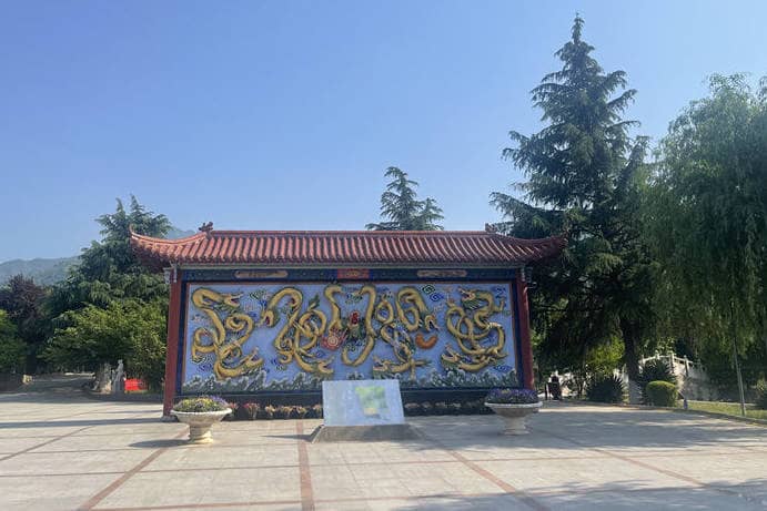 西安慈恩園在提供墓葬服務(wù)時(shí)，如何體現(xiàn)對(duì)顧客的關(guān)懷？