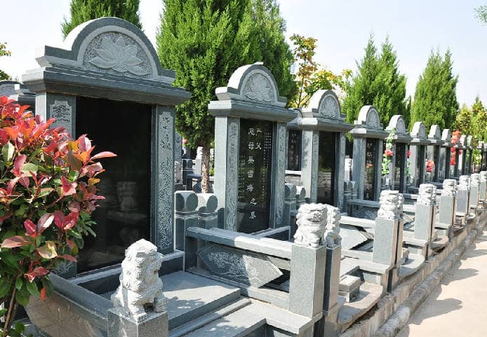 長安區棗園山生態人文紀念園是否設有停車場？