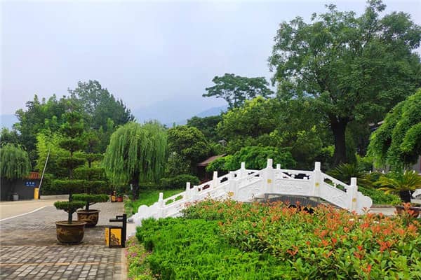 西安九龍山墓園一座完全依照原始山水布局形態構建的自然風景區級公墓