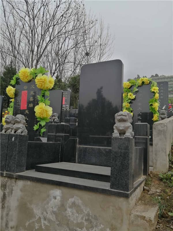 選擇西安九龍山公墓的龍鳳墓碑，對于家屬來說意味著什么？