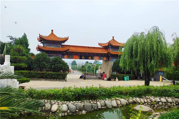 西安九龍山墓園的地理位置有何優(yōu)越性?這對(duì)墓園的環(huán)境有何影響?