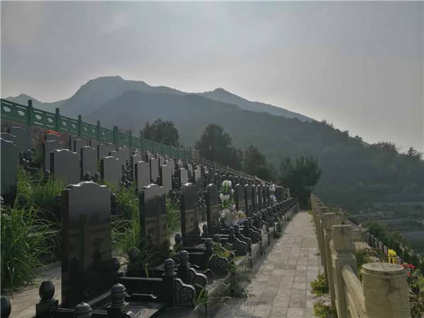 西安九龍山公墓采取墓、碑對(duì)應(yīng)的規(guī)范化調(diào)度方案