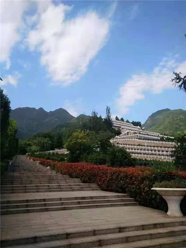西安九龍山公墓在構(gòu)造上有哪些獨(dú)特之處?這些獨(dú)特之處如何體現(xiàn)了墓園的文化價(jià)值?