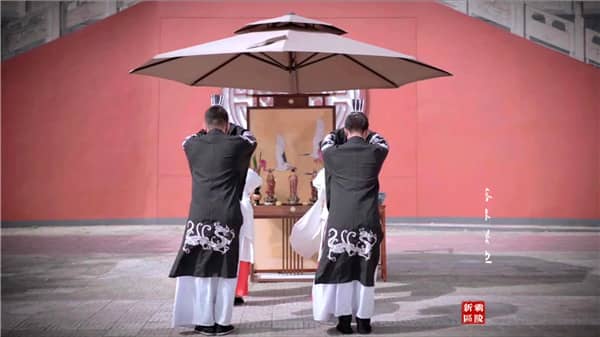 霸陵新區墓園有哪些特色建筑和墓區,其整體風格如何?