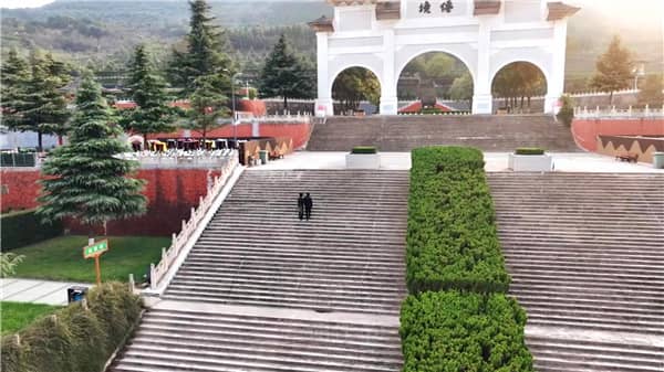 西安霸陵墓園新區(qū)和鳳棲山人文紀(jì)念園都是西安市的知名墓園，各自有著獨特的特色和優(yōu)勢