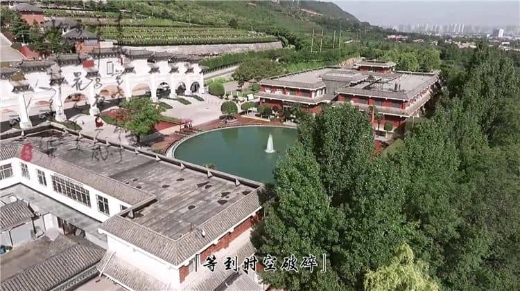 西安霸陵墓園新區的交通便利性如何體現，是否有多種交通方式可供選擇？