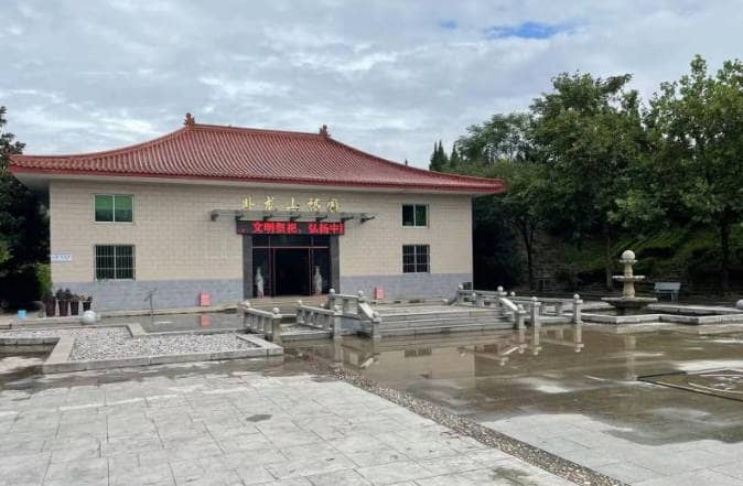 臥龍山福園的經營理念與文化特色是什么？