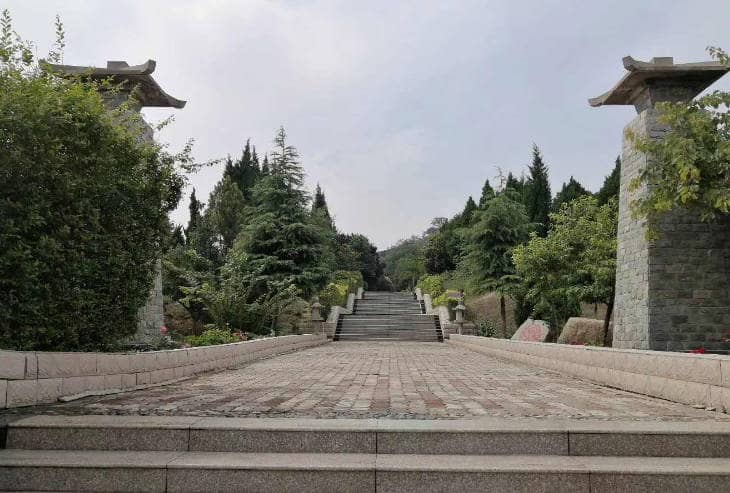西安臥龍山墓園提供了哪些多樣化的墓型規格,以滿足不同客戶的需求?
